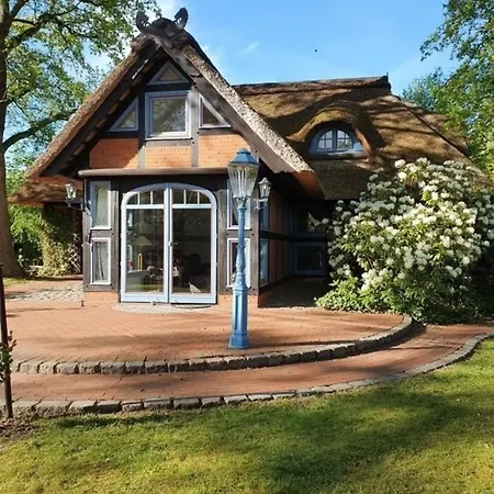Prázdninový dům Traumhaftes Reetdachhaus 